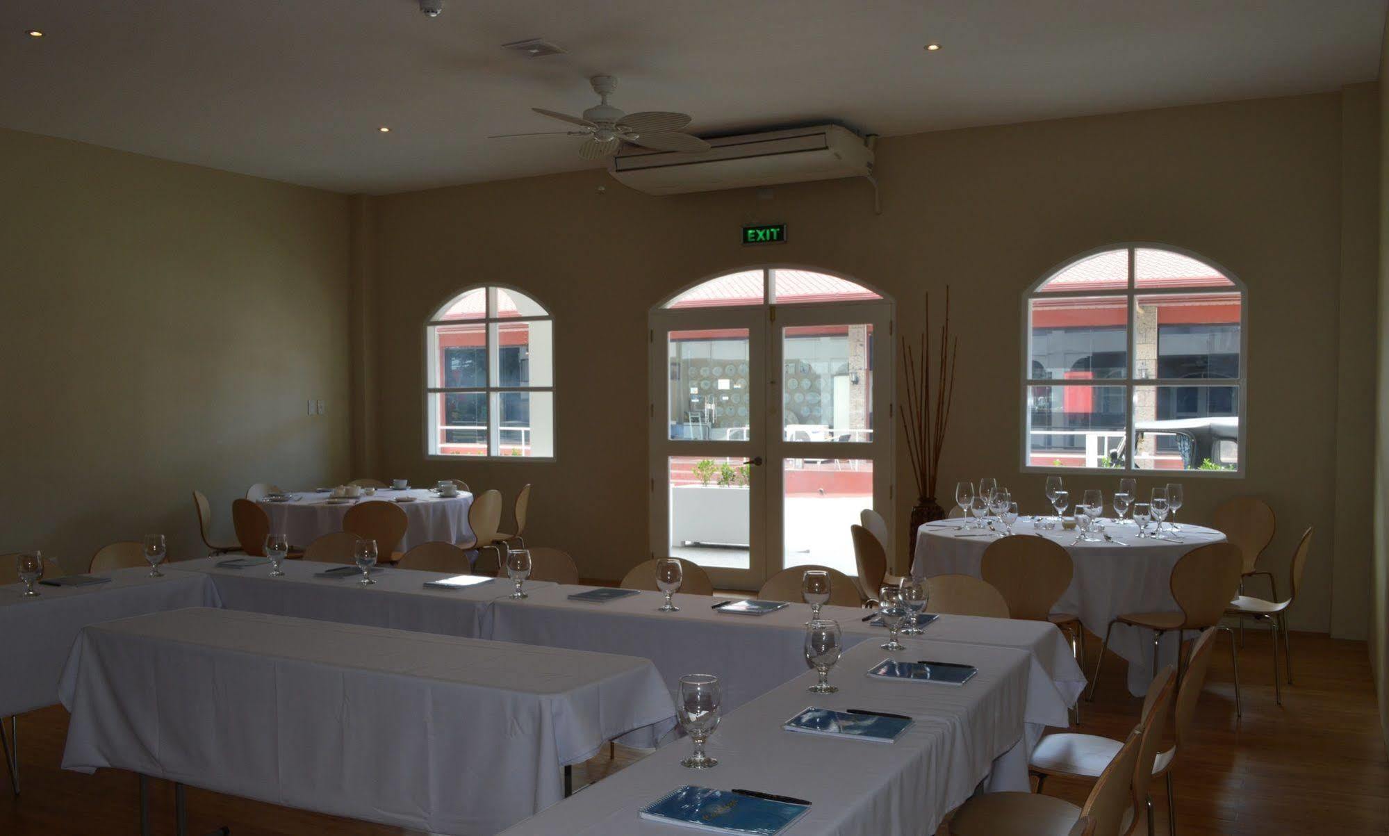 Kingsley'S Hotel And Gastro Pub Mabalacat Esterno foto