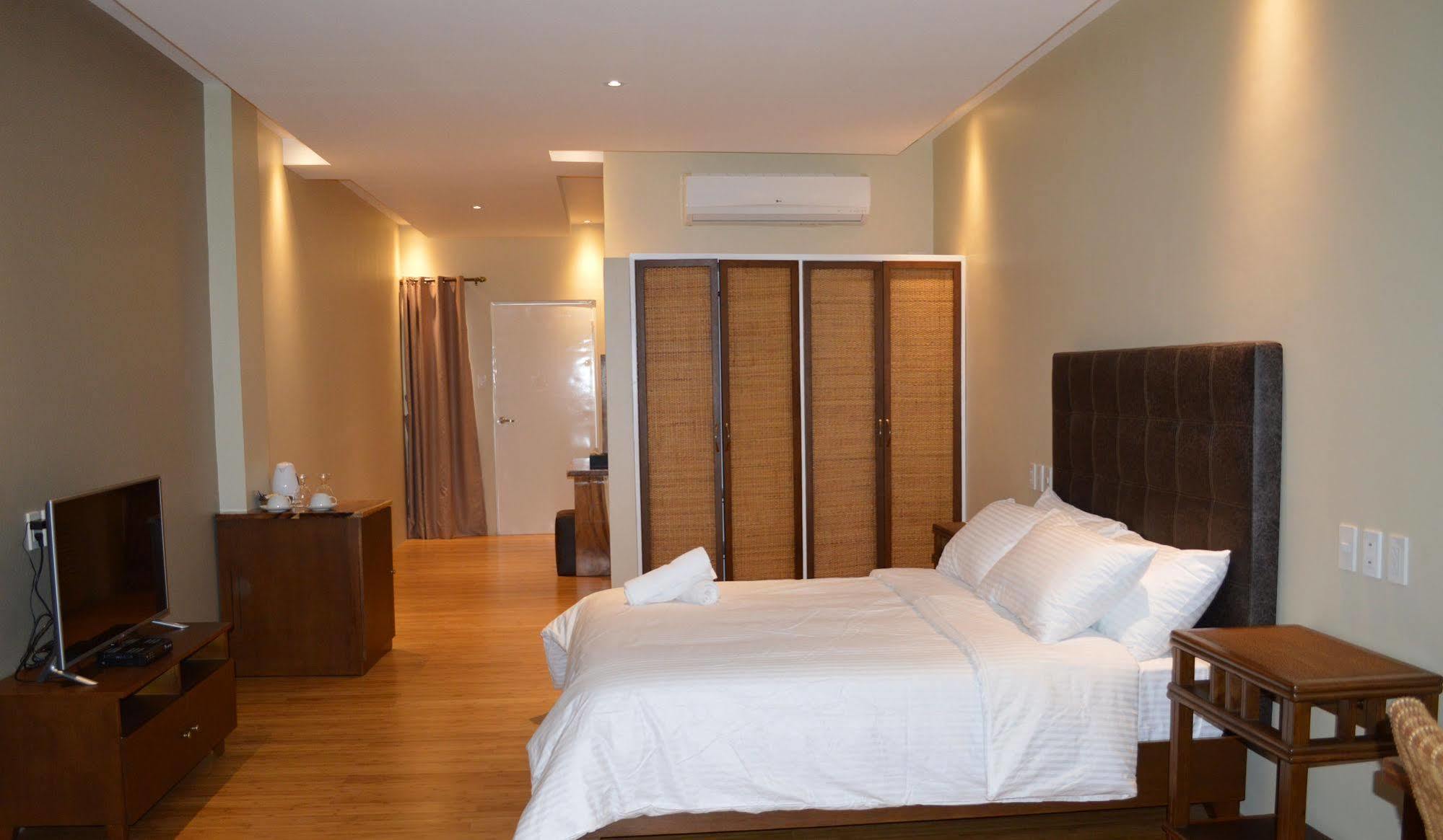 Kingsley'S Hotel And Gastro Pub Mabalacat Esterno foto