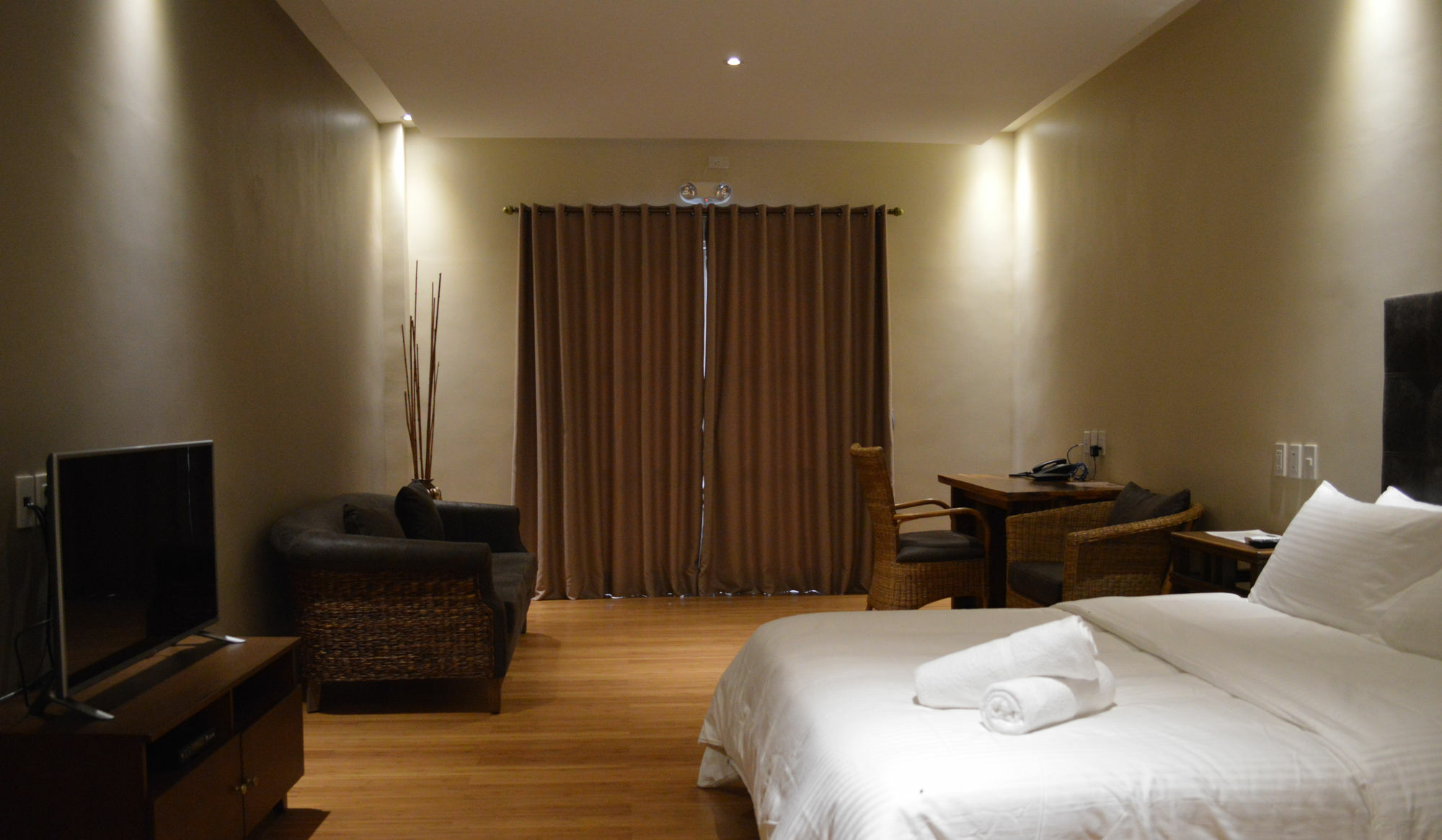 Kingsley'S Hotel And Gastro Pub Mabalacat Esterno foto