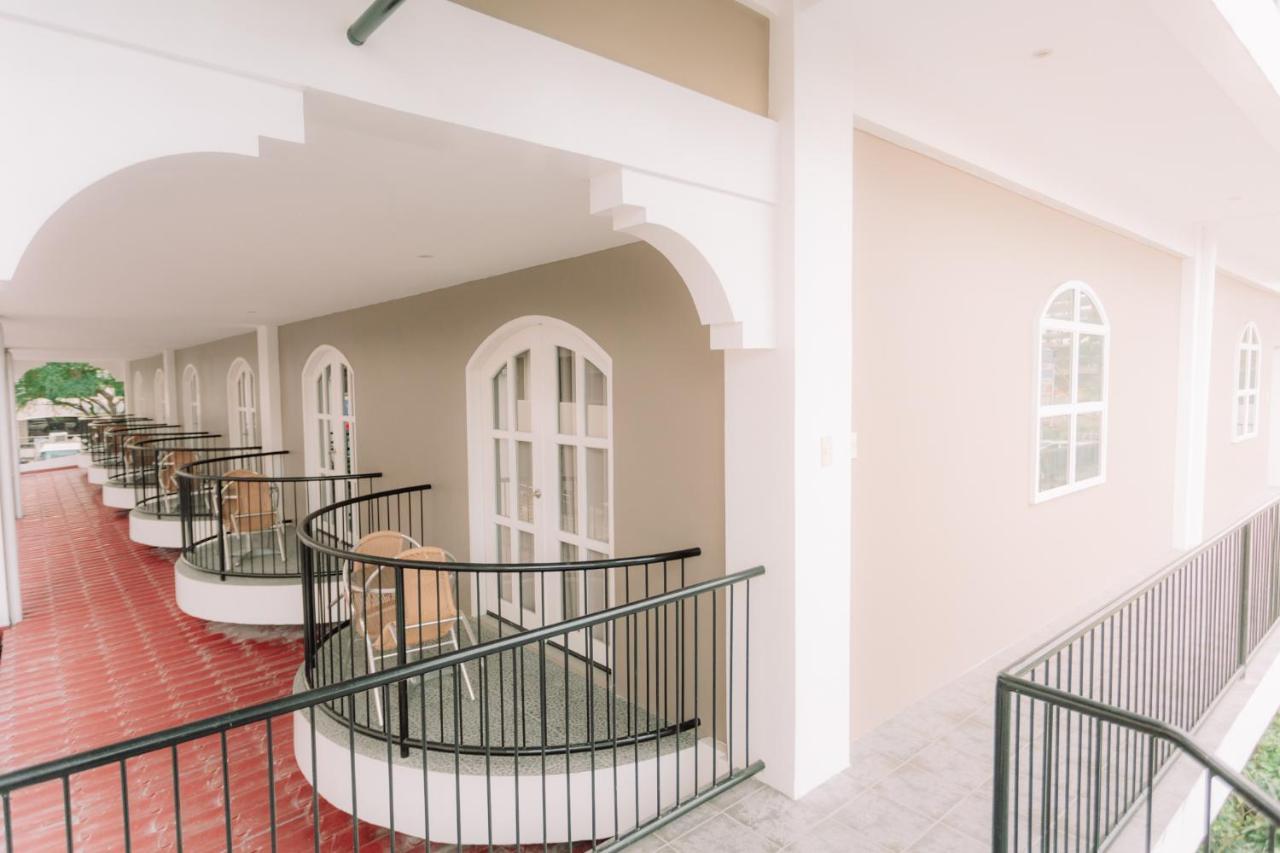 Kingsley'S Hotel And Gastro Pub Mabalacat Esterno foto