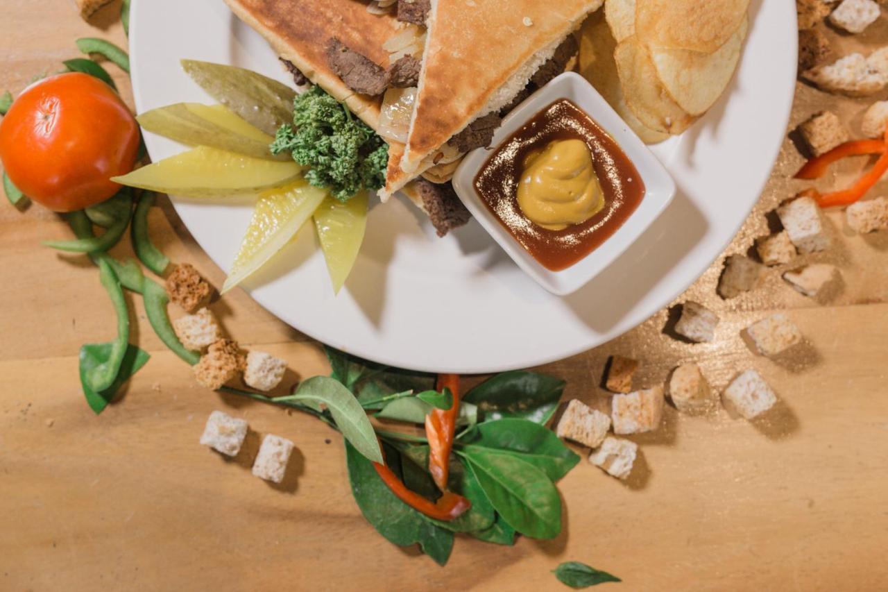 Kingsley'S Hotel And Gastro Pub Mabalacat Esterno foto