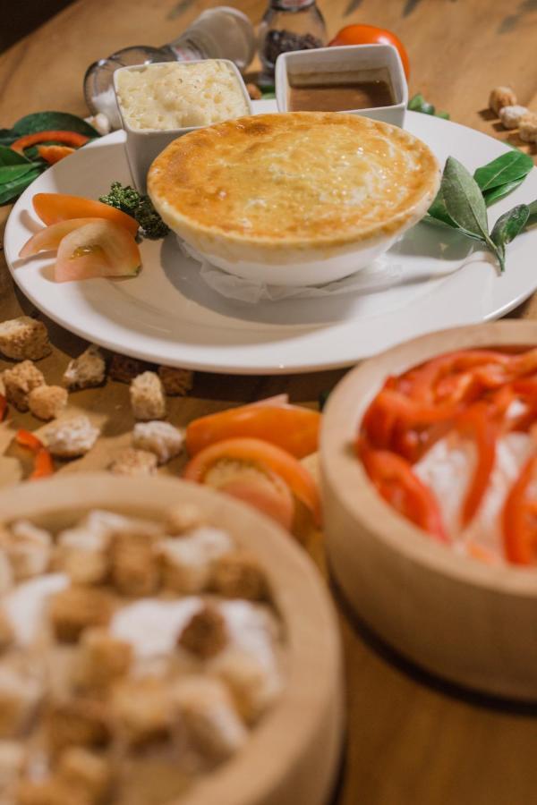Kingsley'S Hotel And Gastro Pub Mabalacat Esterno foto