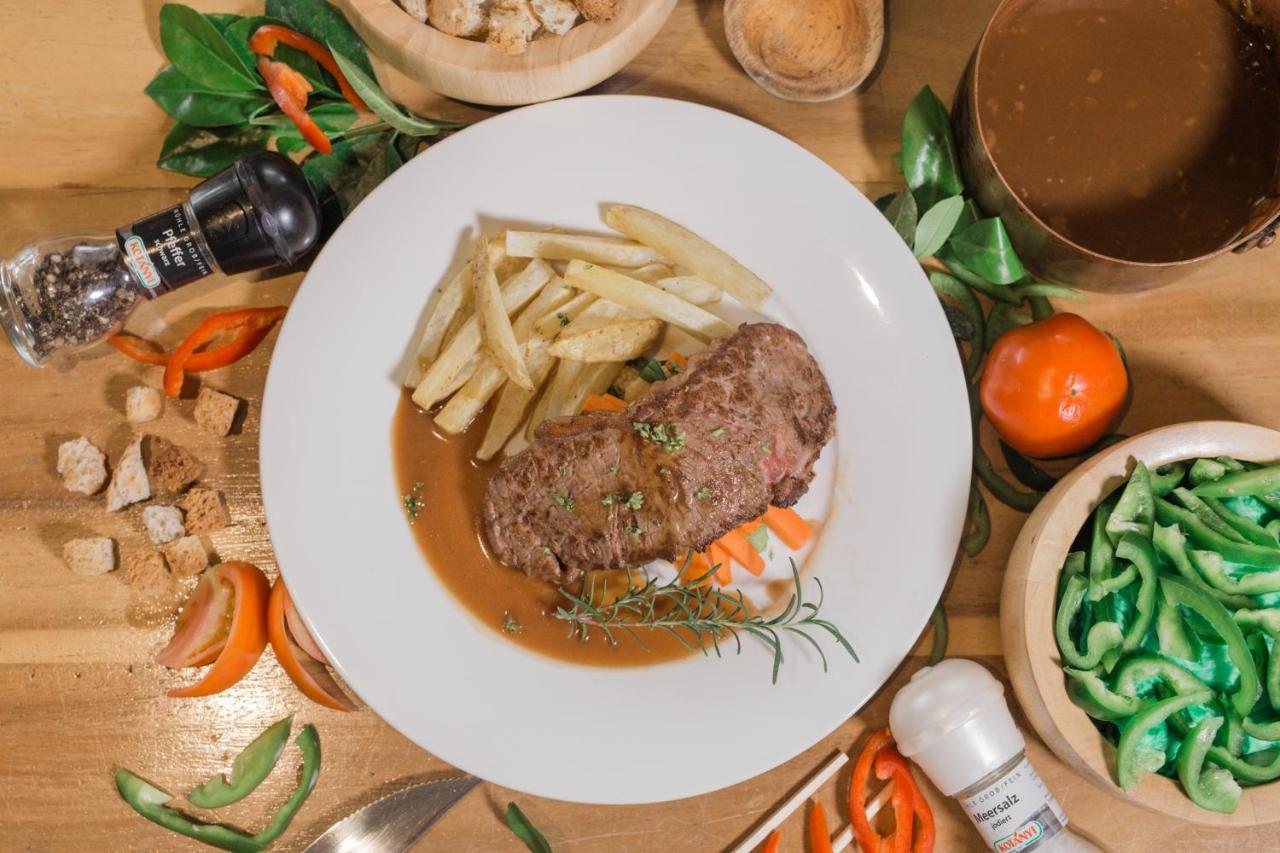Kingsley'S Hotel And Gastro Pub Mabalacat Esterno foto